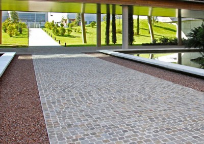 Pavimentazione esterna con cubetti porfido squadrati 10x10 spess. 8-10 colore grigio
