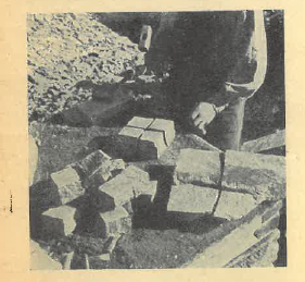 Production manuelle de pavés en porphyre (1955)